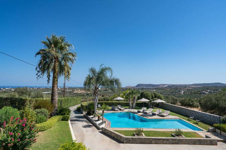 Villa with garden & pool — photo 2
