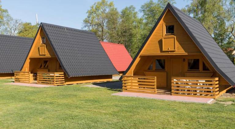 Lodge with BBQ, terrace & yard in Rewal