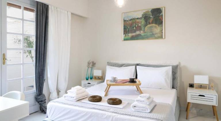 Pleasant holiday apartment with patio | Suitable for remote work | Pets are welcome in Athens
