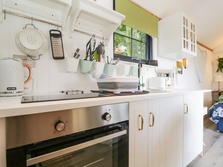 Cottage with jacuzzi & yard | Pets allowed — photo 4