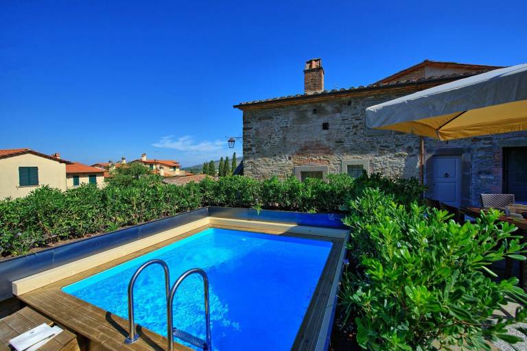 Villa with private pool, BBQ & yard — photo 3