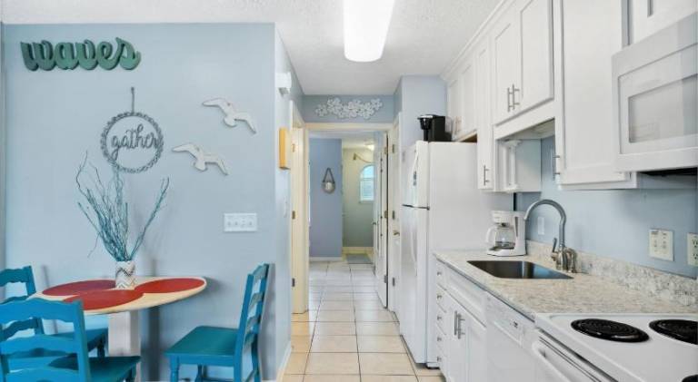 Apartment with pool — photo 4