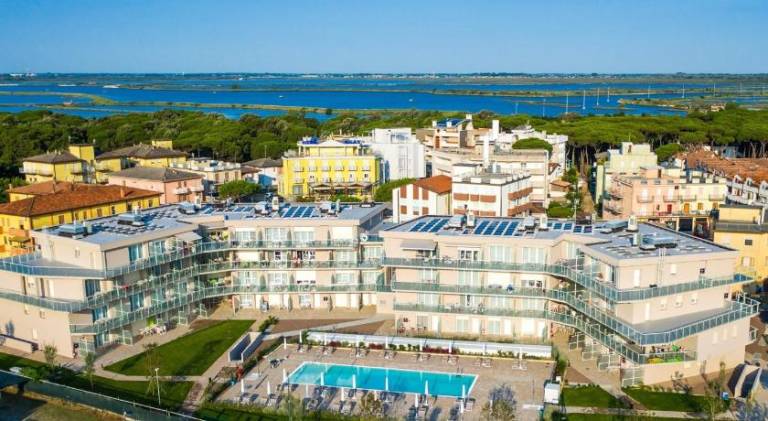 Lovely serviced apartment with private pool, patio & garden | Next to the beach | Pets allowed — photo 3