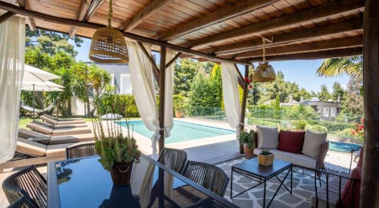 Apartment with pool — photo 3