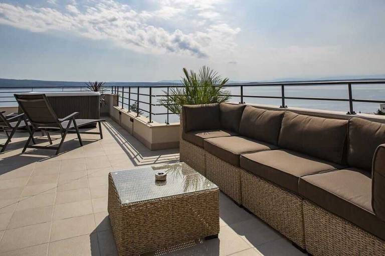 Apartment with patio — photo 4