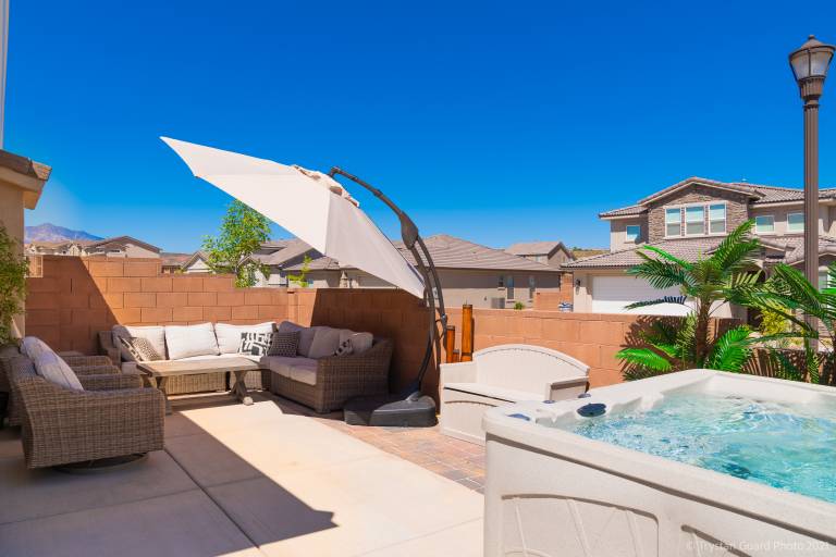 Vacation home with hot tub, garden & terrace | Mountain view in Washington, UT
