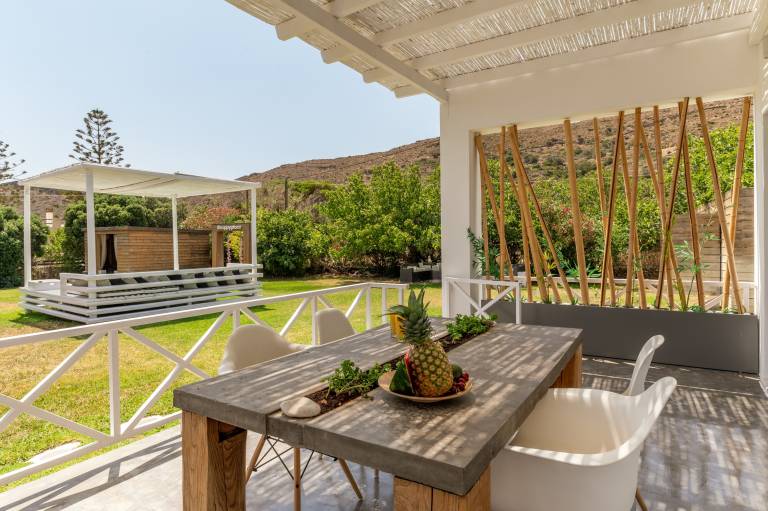 Nice aparthotel with patio, fast internet & jacuzzi | Garden view | Pets allowed — photo 3