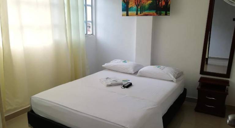 Hotel Avenida El Bosque a 2 cuadras de la clinica foscal y cardiovascular HIC Unab