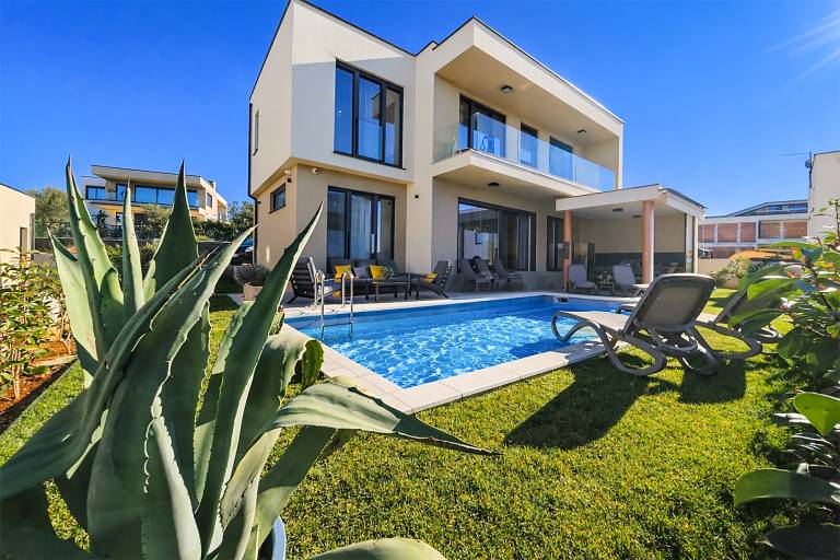 House with pool, grill & patio | Sea view in Medulin