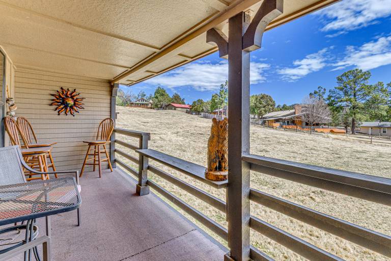 < 2 Mi to Grindstone Lake & Trails! Mtn-View Condo — photo 3