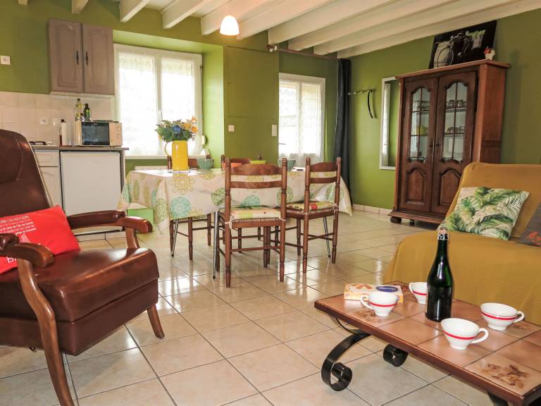 Vacation home with terrace, yard & grill — photo 5