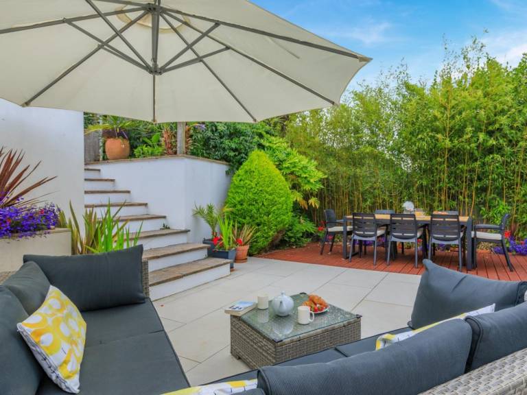 Cottage with BBQ & yard | Water view — photo 2
