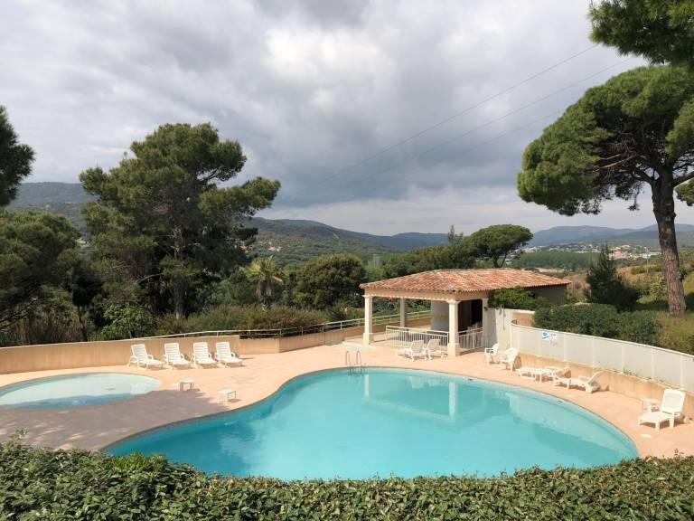 Rental apartment with patio, pool & yard in Sainte-Maxime