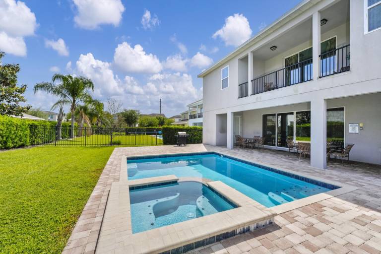 Vacation home with jacuzzi & private pool — photo 3