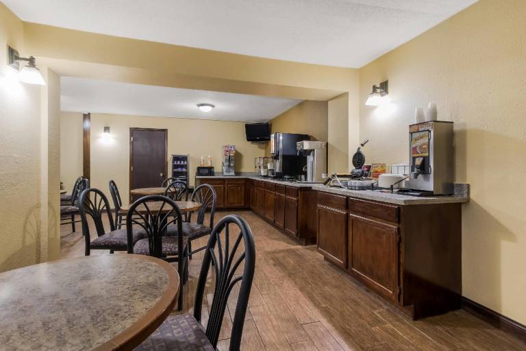 Econo Lodge Inn & Suites Yankton — photo 3