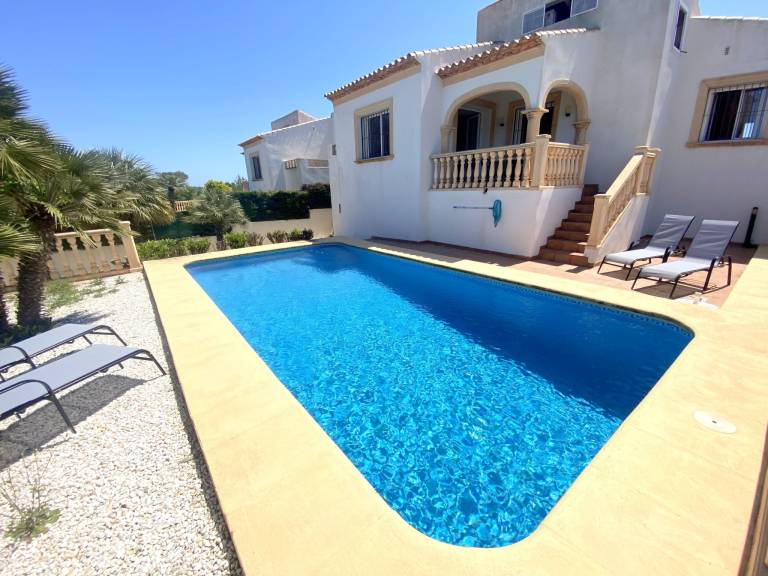 Fully equipped pleasant house with terrace, yard & private pool | Pets allowed in Alicante