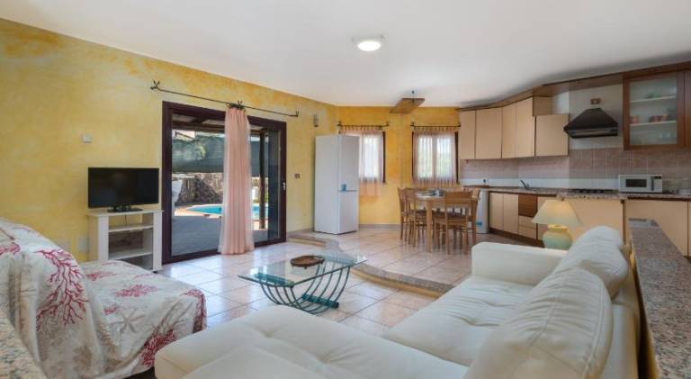 Villa with BBQ, terrace & yard — photo 2