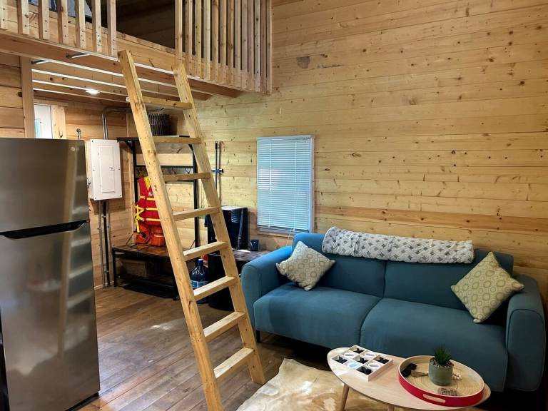Charming Wooden Cabin with Fire Pit in Kawartha Lakes, Ontario — photo 3