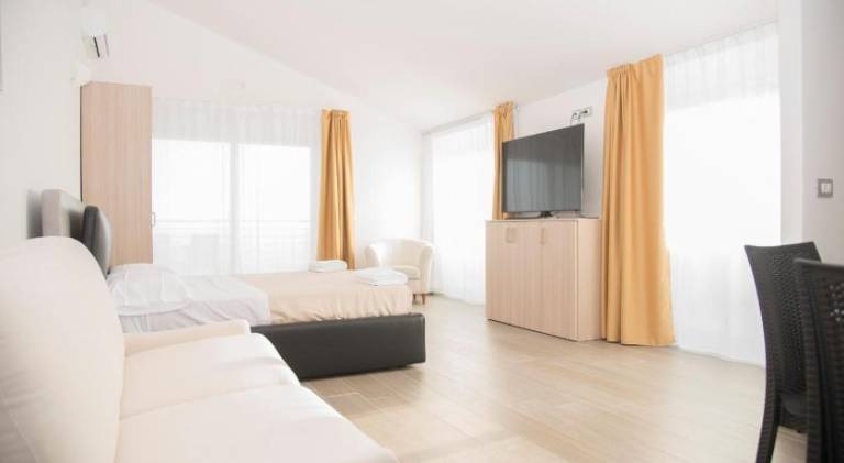 Child-friendly nice serviced apartment with garden, barbeque & pool | Pets allowed — photo 2