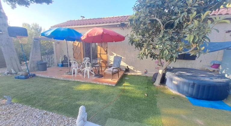 House with pool in Gemenos