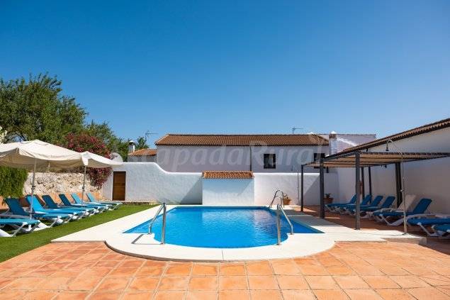 Cottage with barbecue, terrace & pool | Mountain view — photo 2