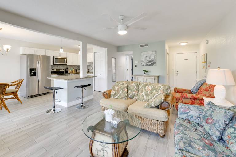 3 Mi to Siesta Key Beach Condo w Heated Pool