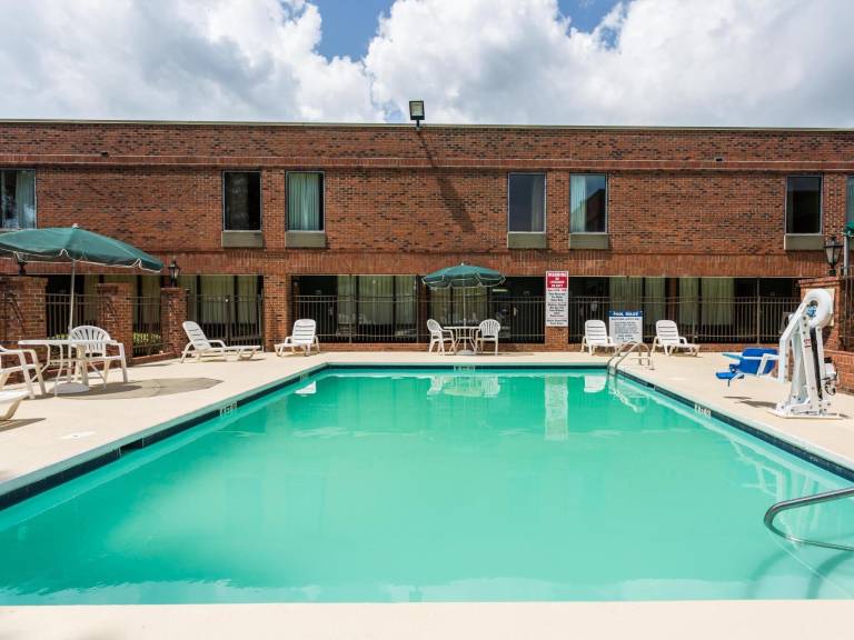Days Inn & Suites by Wyndham Rocky Mount Golden East — photo 2