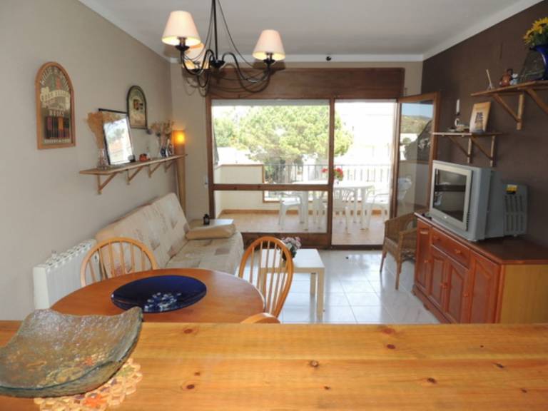 Holiday apartment with yard, pool & patio — photo 5