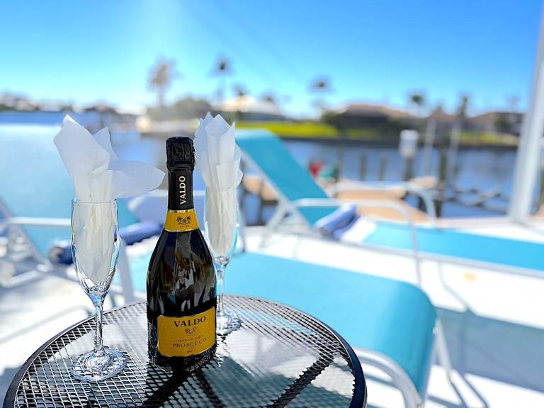 Family-friendly beautiful vacation home with barbecue, hot tub & private pool | Water view | Pets allowed — photo 2