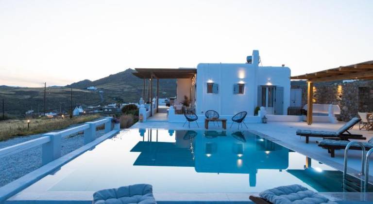 Villa with barbecue, garden & private pool in Mykonos