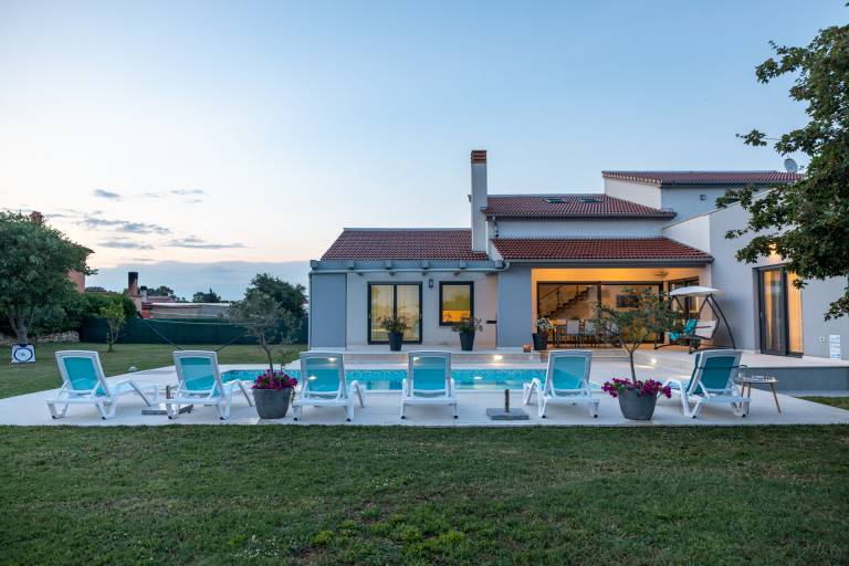 Fully equipped charming villa with barbecue & pool | Pet-friendly in Medulin