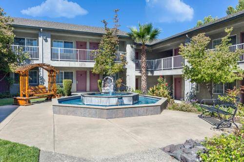 Creekside Inn & Suites — photo 4