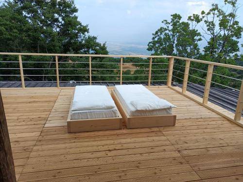 Lodge with yard, sauna & hot tub | Pets allowed — photo 4
