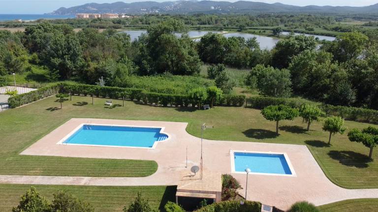 Vacation home with barbeque, pool & yard — photo 4