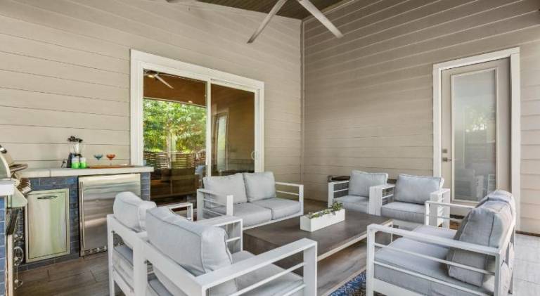 Villa with pool — photo 5