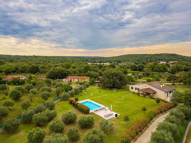 Beautiful villa with grill, terrace & pool | Pets are welcome — photo 2