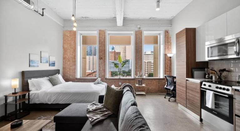 Charming apartment with pool | Next to Pioneer Park | Dogs allowed in Dallas, TX