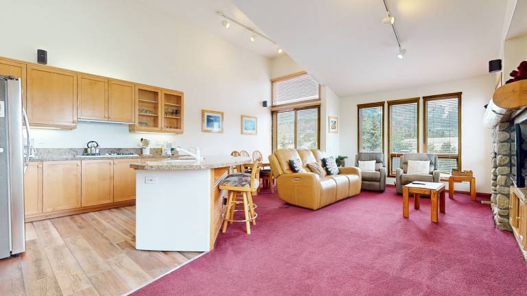 Condo with sauna, hot tub & BBQ — photo 4