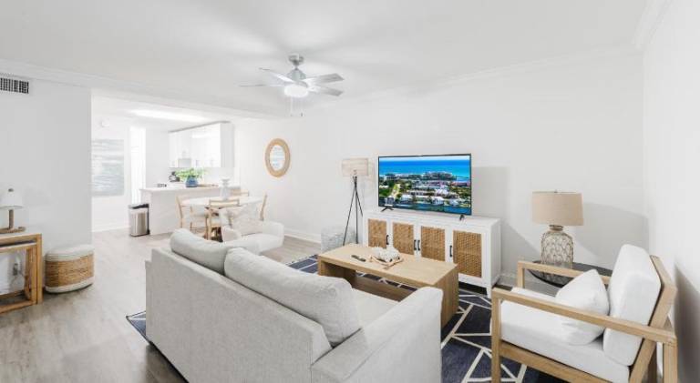 Boca Waterfront Oasis Walk to Beach with Pool and Gym in Boca Raton, FL