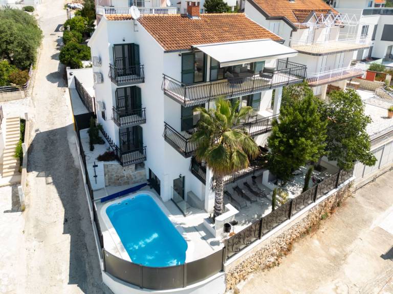 Fully equipped charming vacation home with terrace, private pool & garden | Nature view | Dogs allowed in Okrug