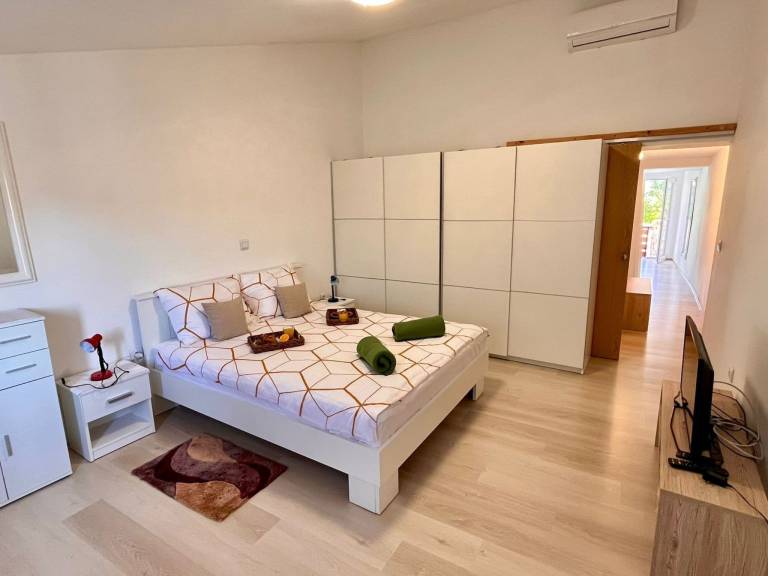 Apartment with terrace, barbeque & garden — photo 2