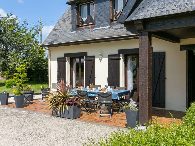 Vacation home with terrace, garden & grill | Nature view — photo 3