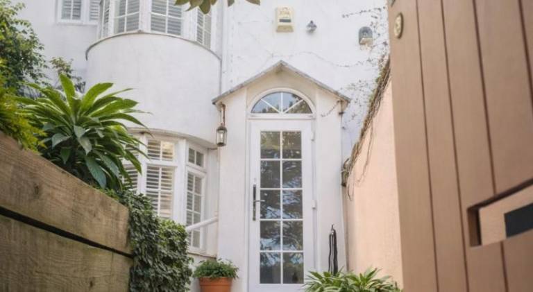 Central Cute Garden Cottage Close to Town & Beach in Brighton