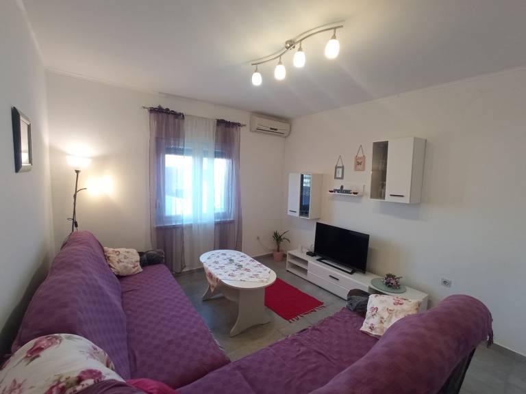 Rental apartment with yard & BBQ — photo 2