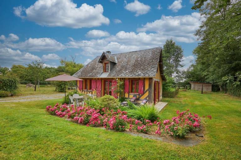 Beautiful vacation home with yard, terrace & barbeque | Garden view | Pets are welcome — photo 2