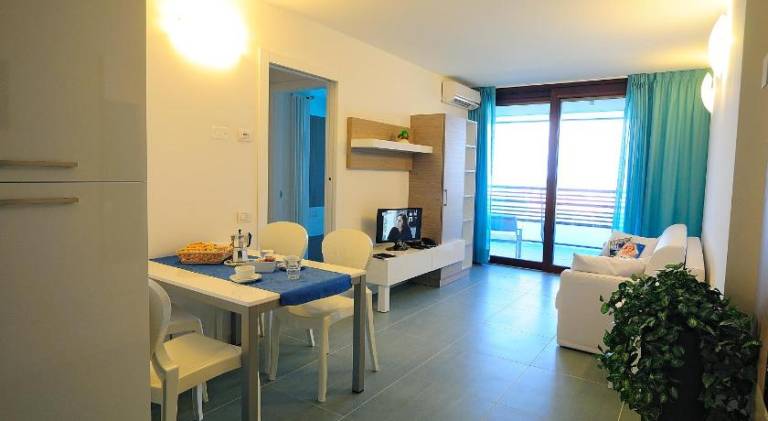 Serviced apartment with patio — photo 2
