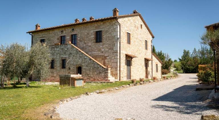 Ample holiday apartment with jacuzzi, yard & terrace | Good for workation | Dogs allowed in Asciano
