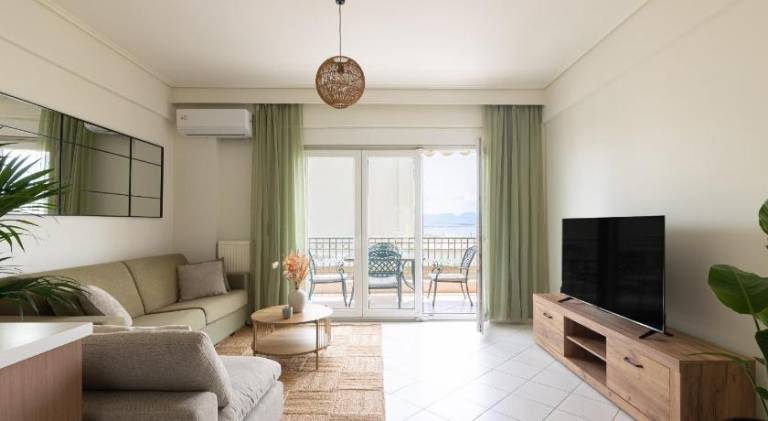 Loutraki Seaview Apt - 2BR, Terrace & BBQ I Beach — photo 2