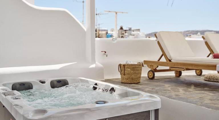 Vacation home with hot tub — photo 3