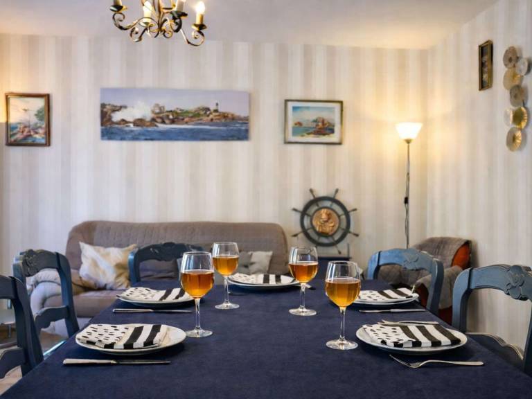 Cozy Home with Enclosed Garden, Near Beach and Town, Pet-Friendly — photo 3